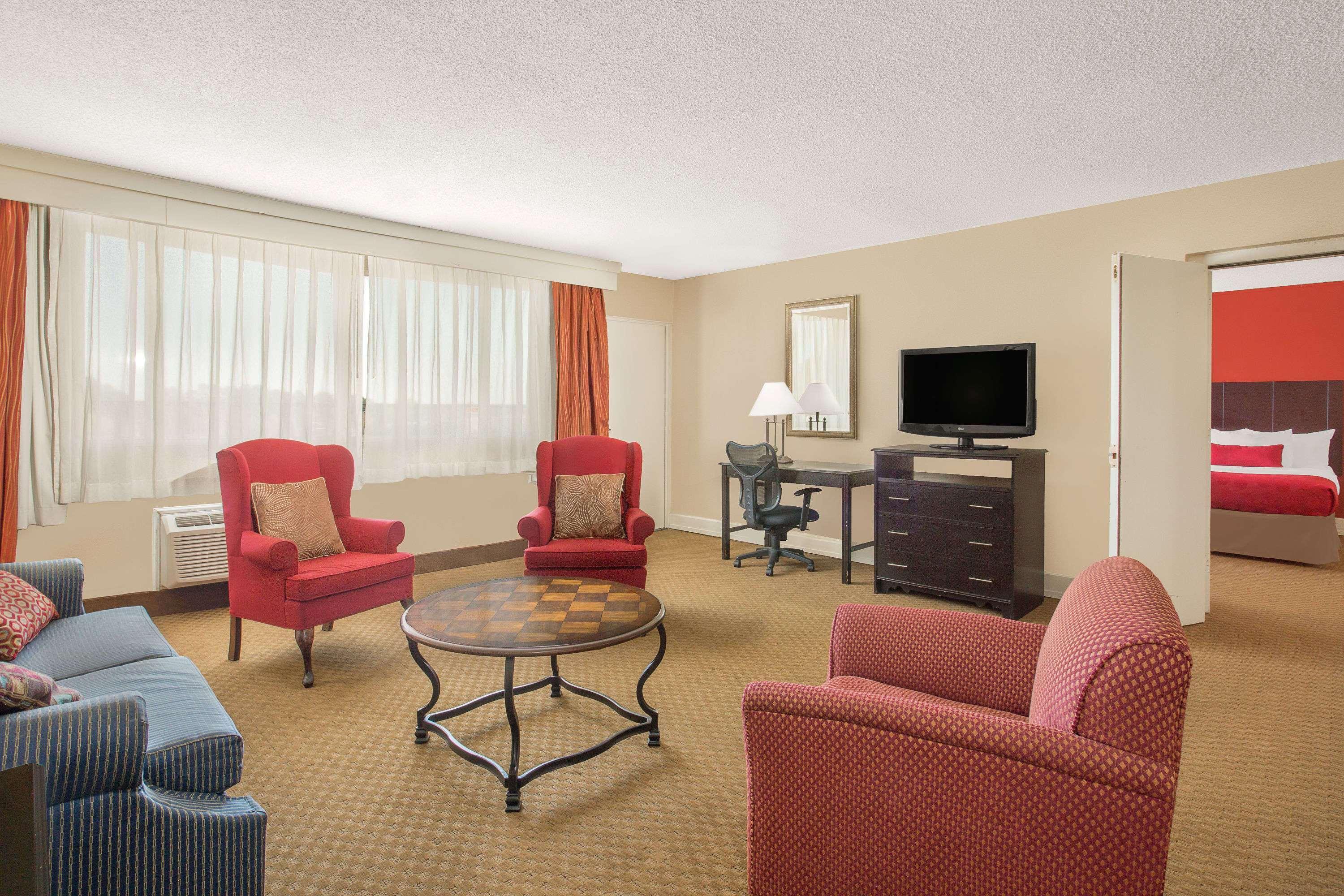 Ramada Plaza By Wyndham Fayetteville Fort Bragg Area מראה חיצוני תמונה