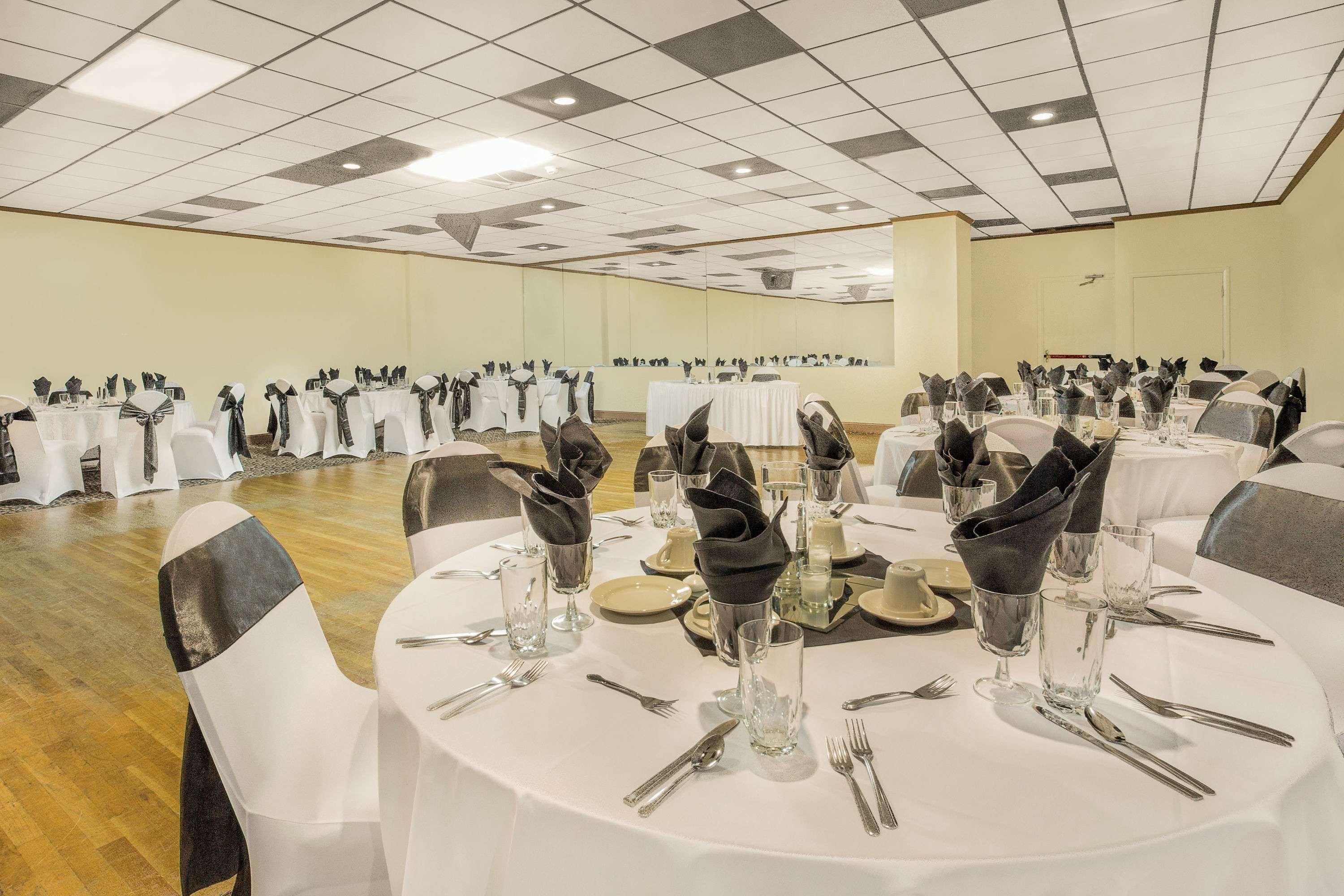 Ramada Plaza By Wyndham Fayetteville Fort Bragg Area מראה חיצוני תמונה