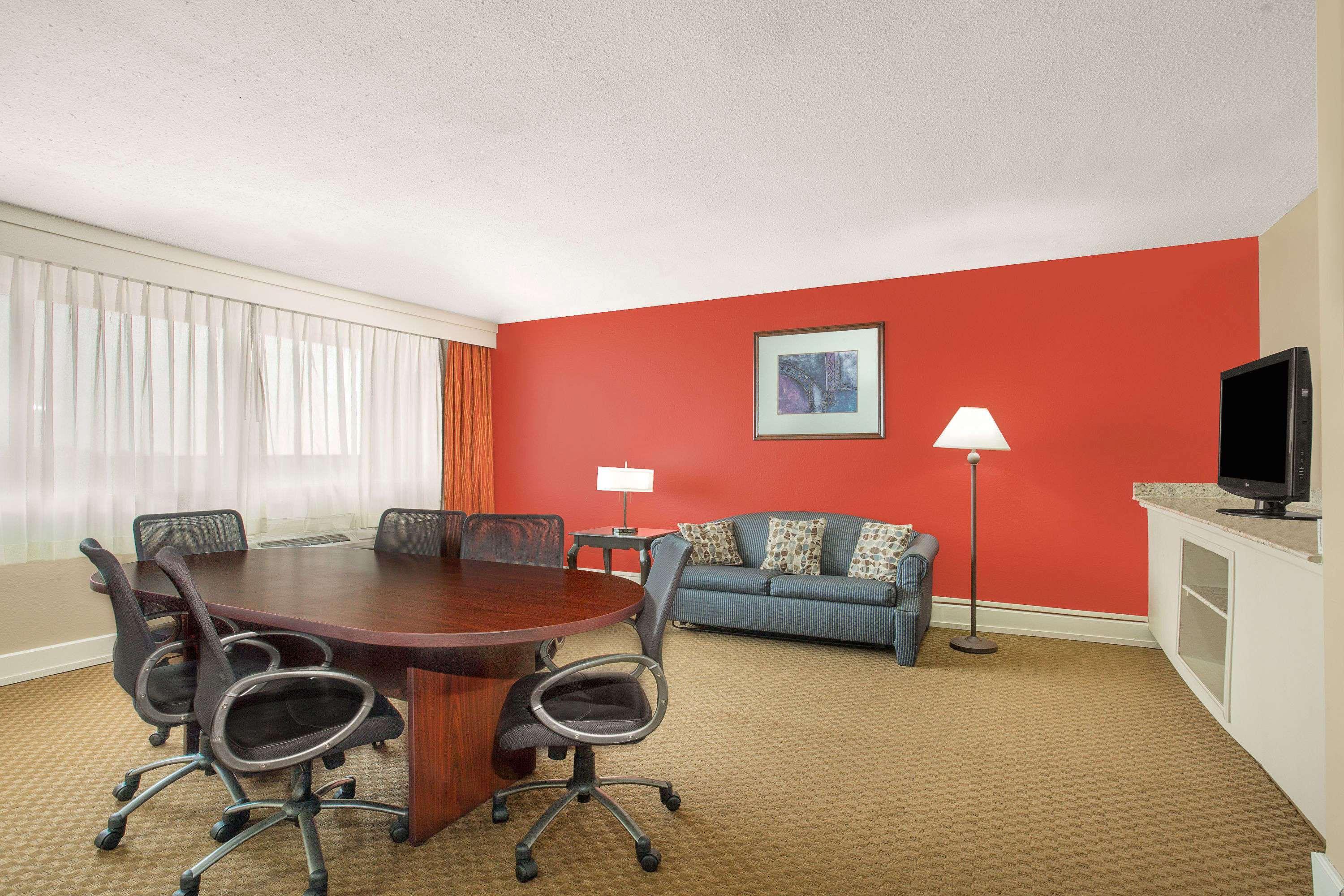 Ramada Plaza By Wyndham Fayetteville Fort Bragg Area מראה חיצוני תמונה