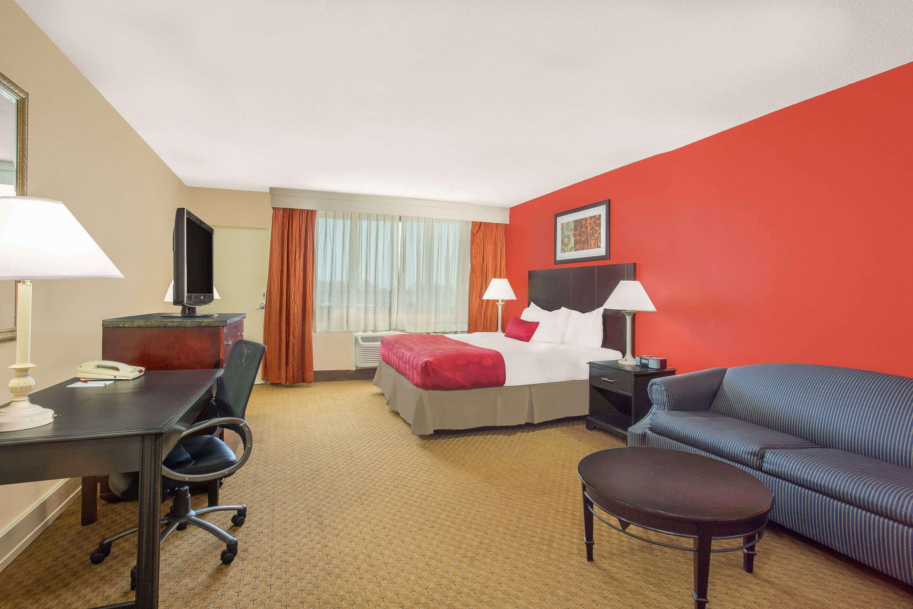 Ramada Plaza By Wyndham Fayetteville Fort Bragg Area מראה חיצוני תמונה