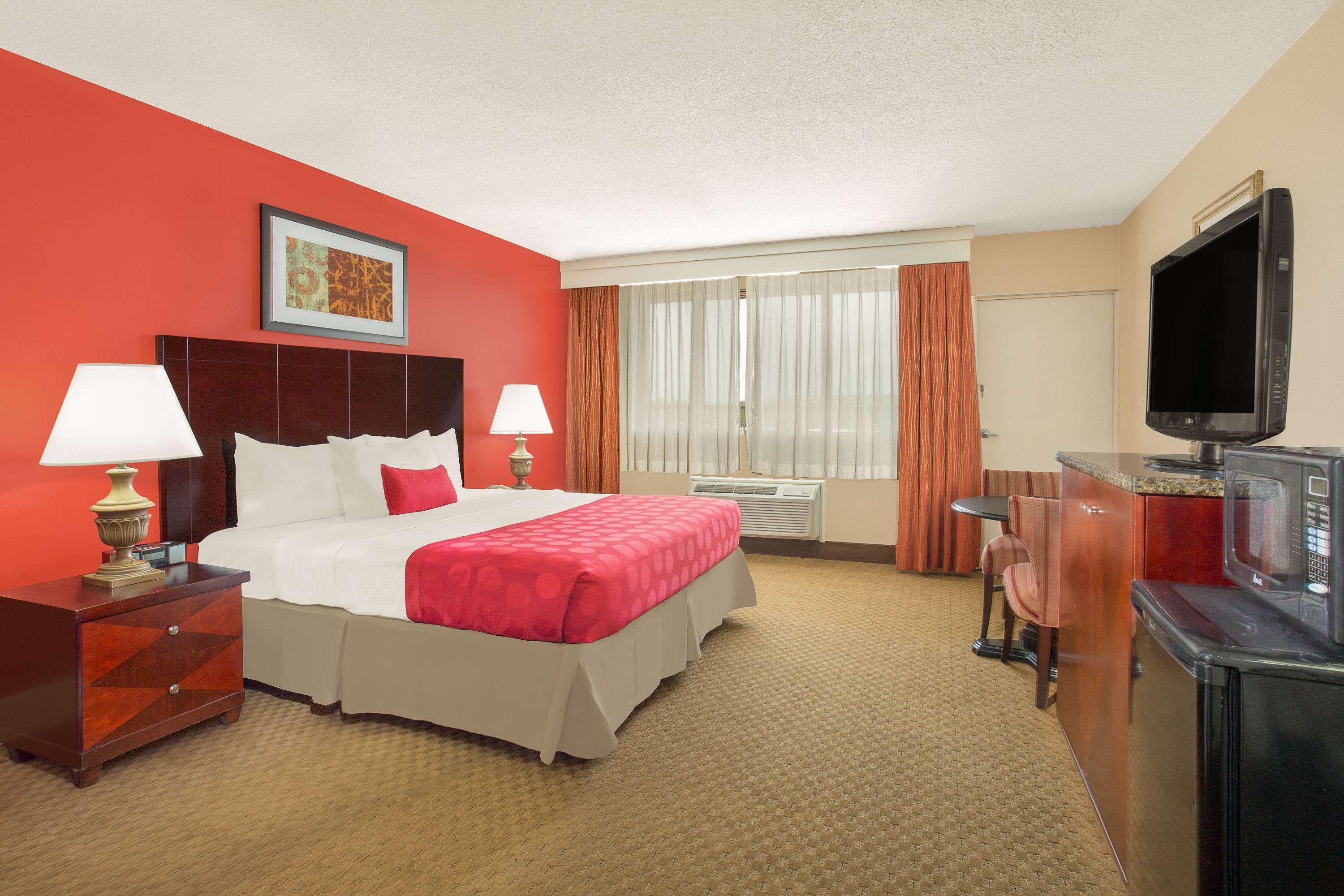 Ramada Plaza By Wyndham Fayetteville Fort Bragg Area מראה חיצוני תמונה