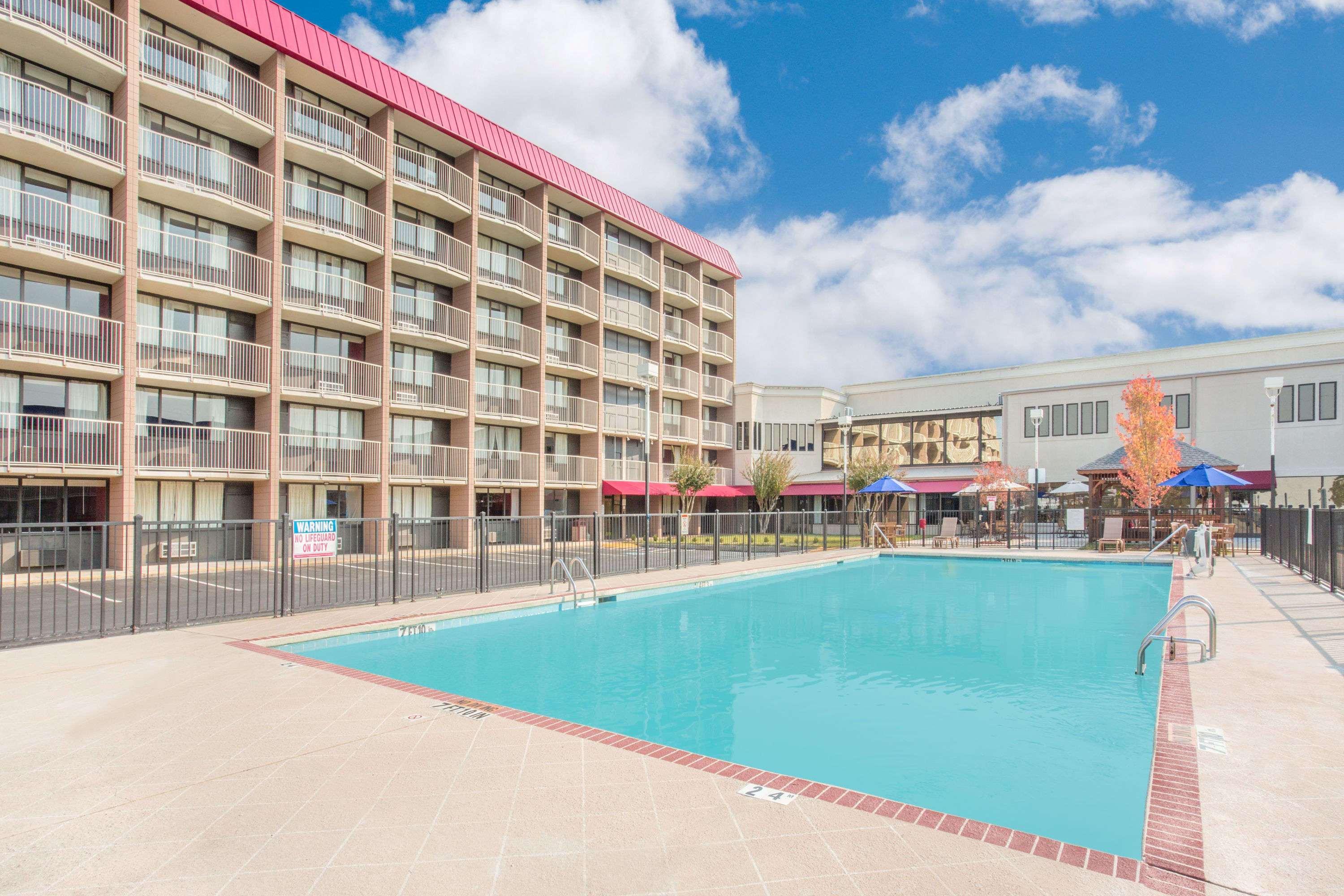 Ramada Plaza By Wyndham Fayetteville Fort Bragg Area מראה חיצוני תמונה