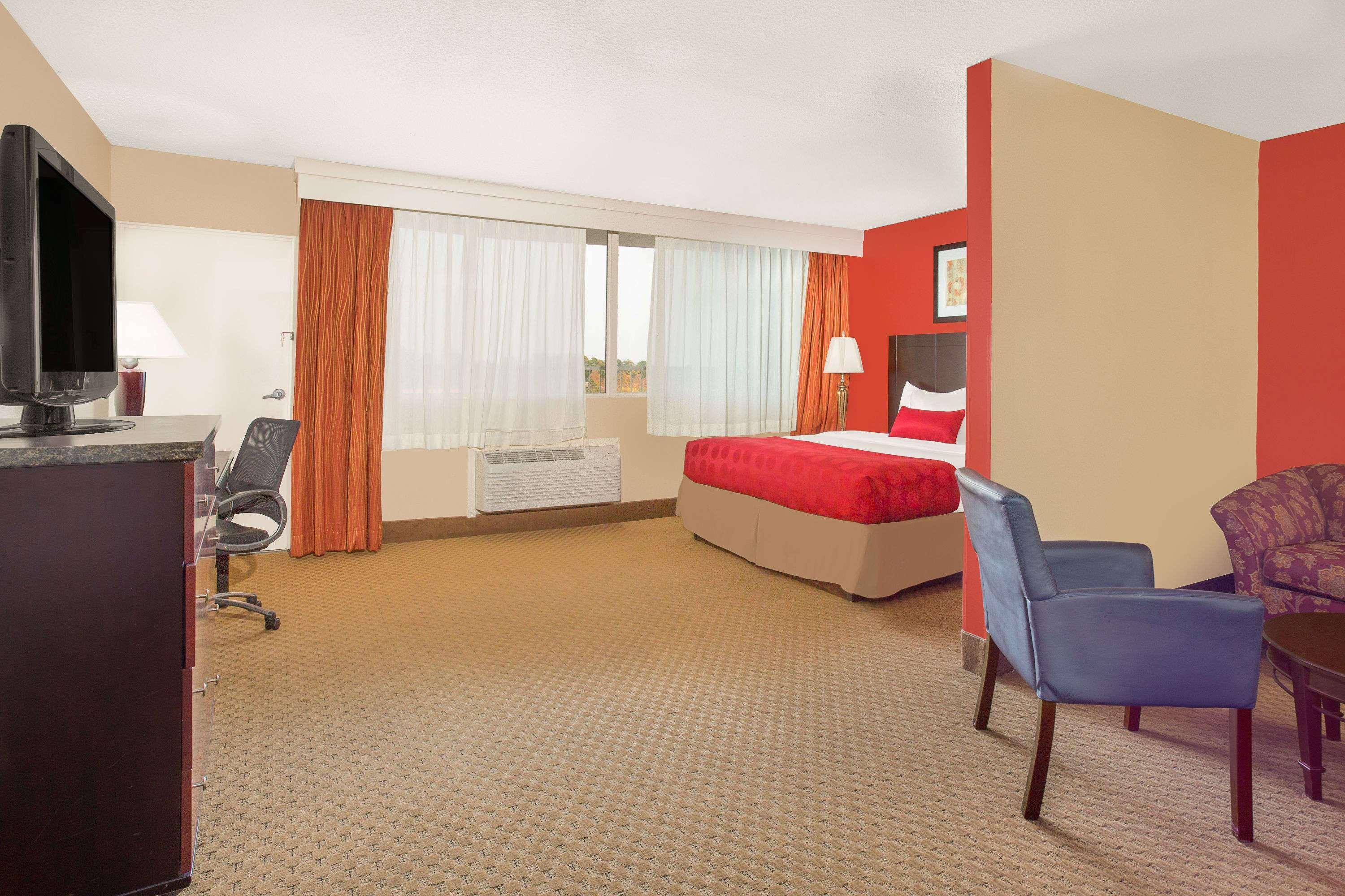 Ramada Plaza By Wyndham Fayetteville Fort Bragg Area מראה חיצוני תמונה