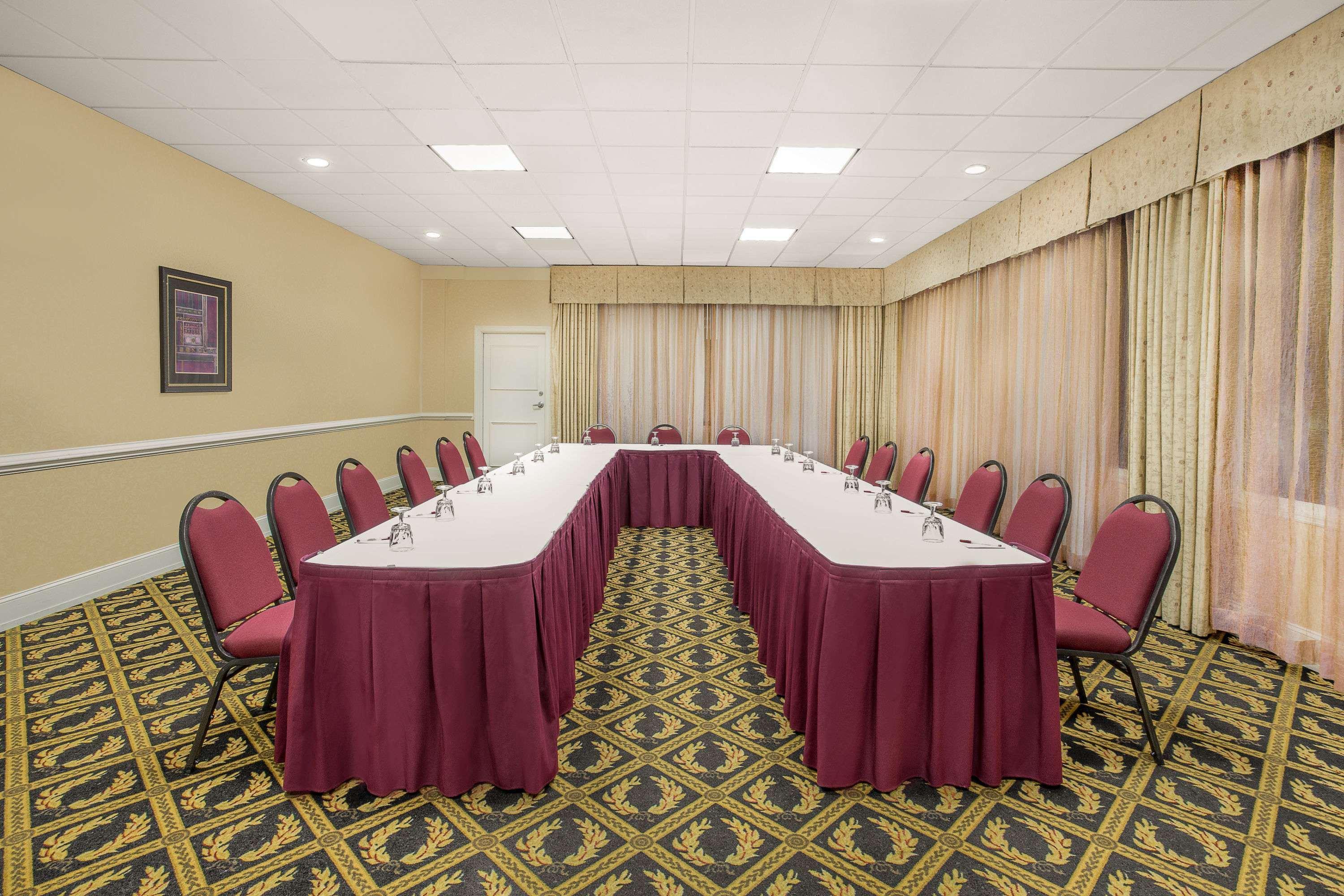 Ramada Plaza By Wyndham Fayetteville Fort Bragg Area מראה חיצוני תמונה