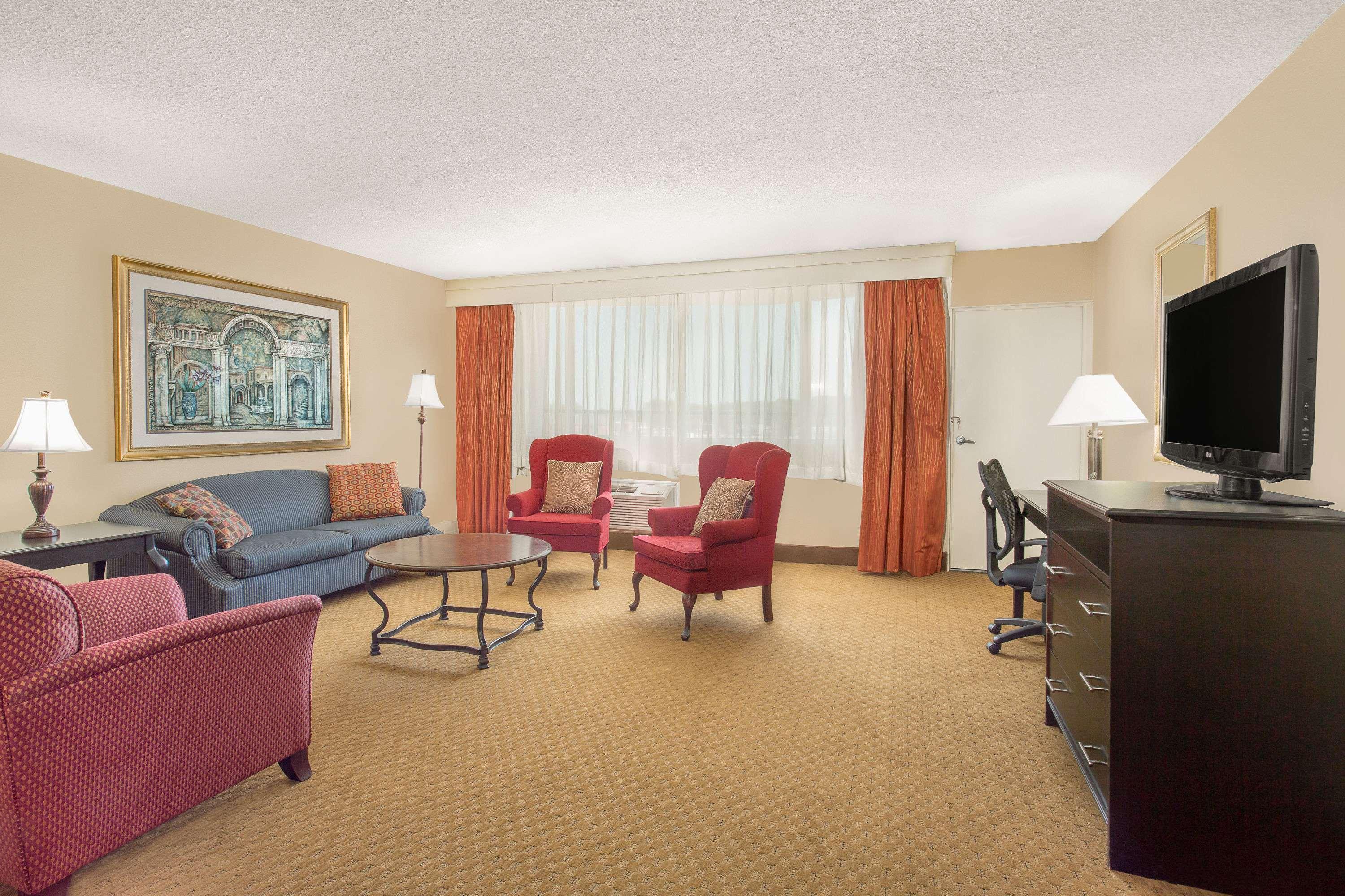 Ramada Plaza By Wyndham Fayetteville Fort Bragg Area מראה חיצוני תמונה