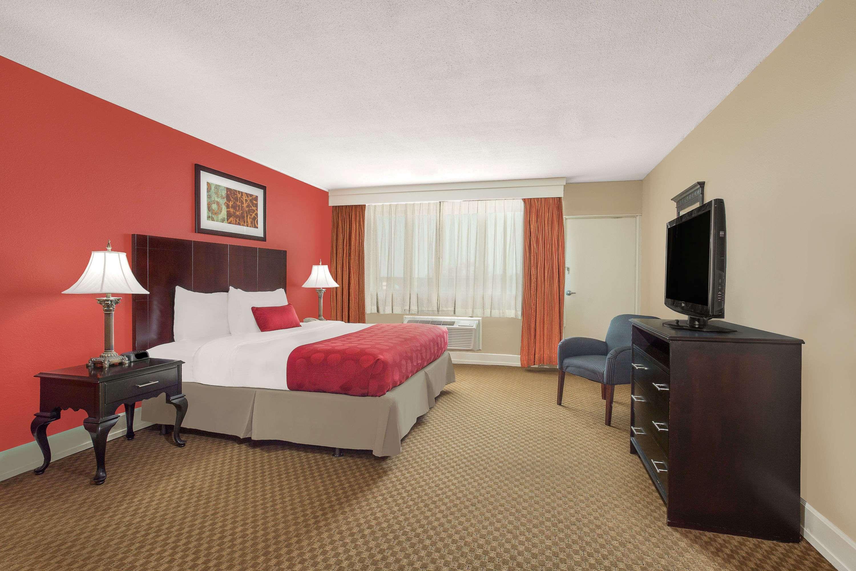 Ramada Plaza By Wyndham Fayetteville Fort Bragg Area מראה חיצוני תמונה