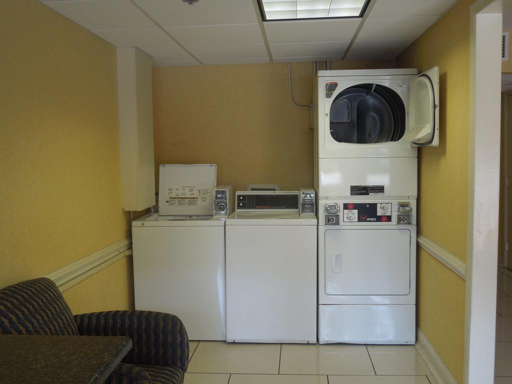 Ramada Plaza By Wyndham Fayetteville Fort Bragg Area מראה חיצוני תמונה