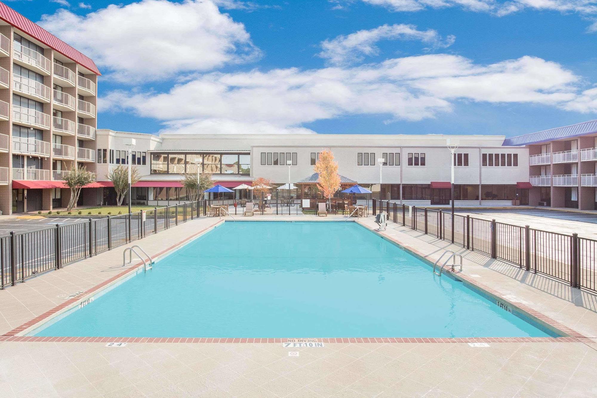 Ramada Plaza By Wyndham Fayetteville Fort Bragg Area מראה חיצוני תמונה